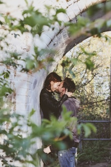 couple kissing photography