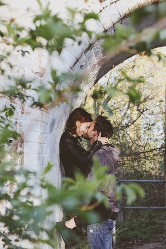 couple kissing photography