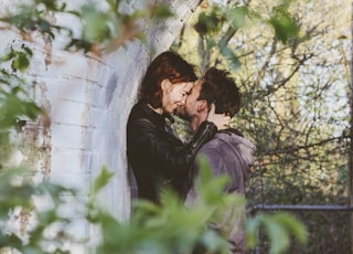 couple kissing photography