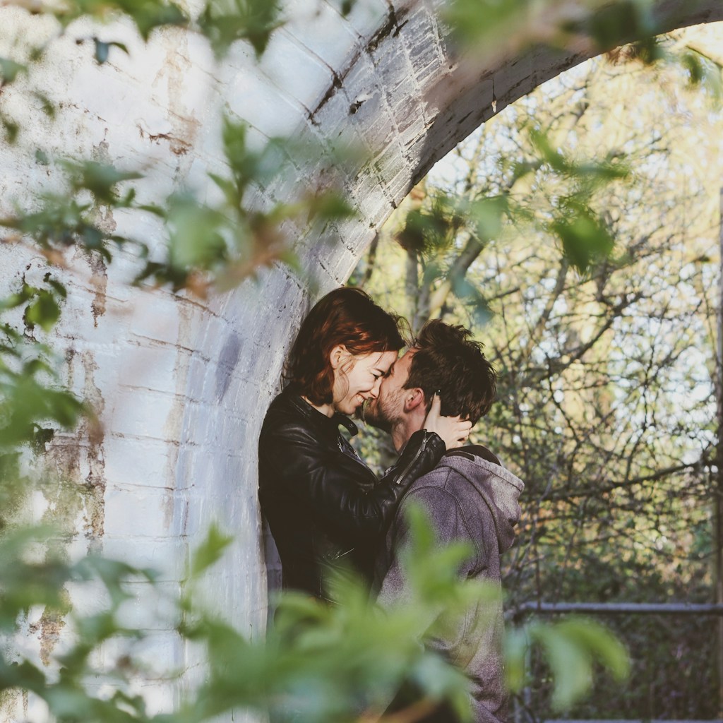 couple kissing photography