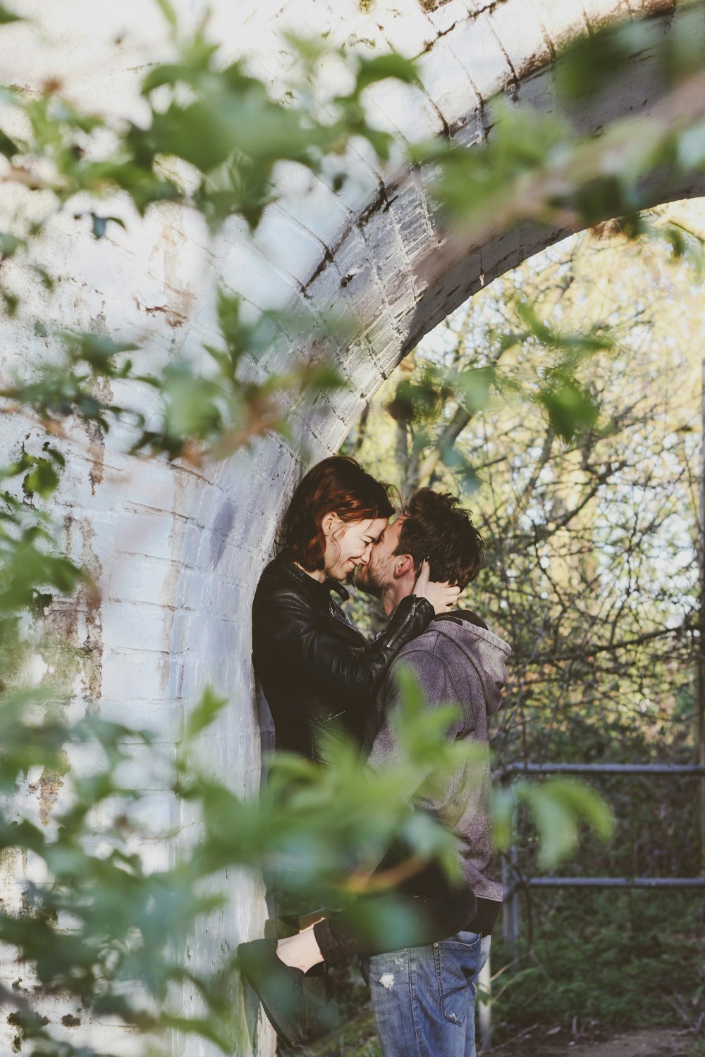 fotografía de pareja besándose