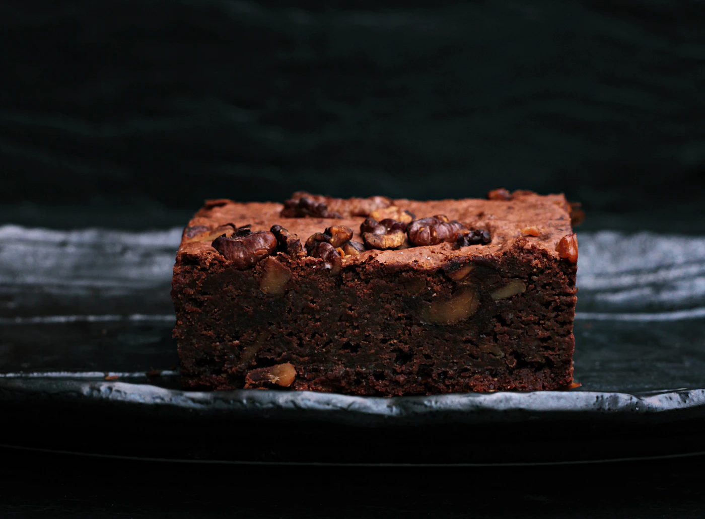 Brownies de chocolate cortados en cuadrados sobre bandeja