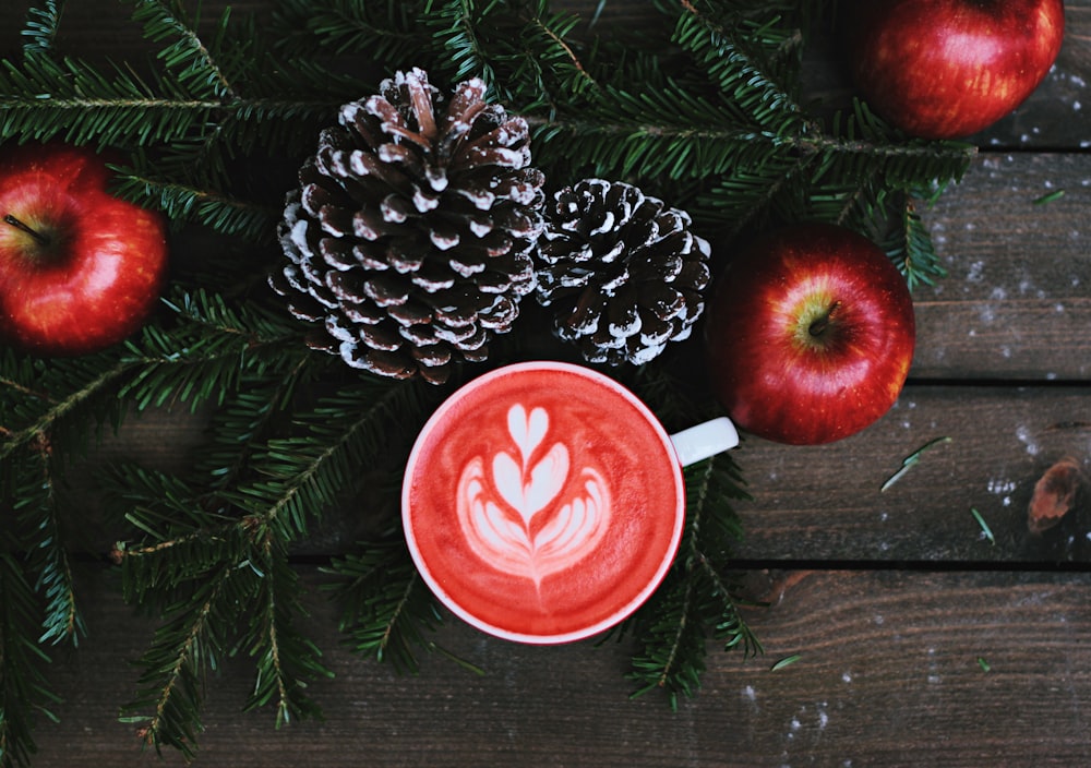 latte al caffè rosso su tazza in ceramica bianca