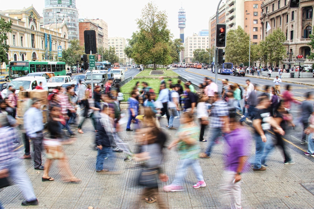 Foto TimeLapse de Pessoas Passando pela Rua