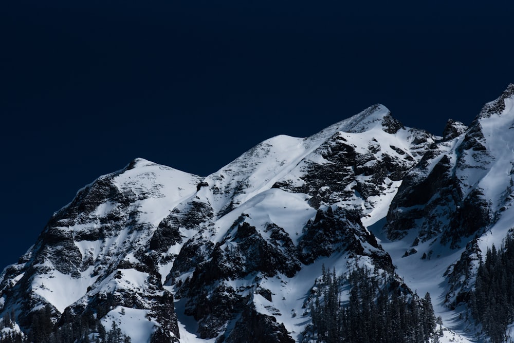 Berge mit weißem Schnee während des Tages