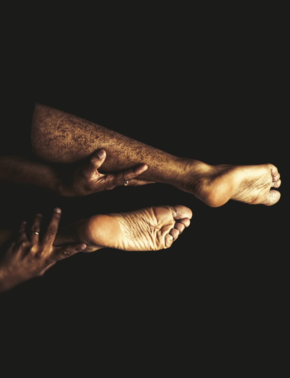 Un couple de personnes pieds nus sur fond noir