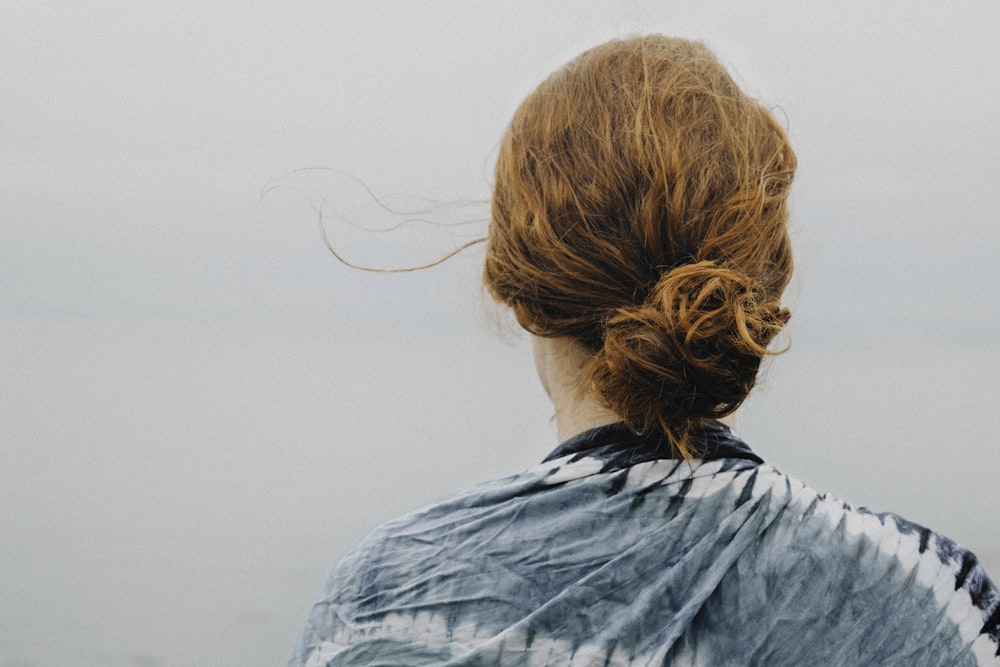 personne montrant des cheveux roux