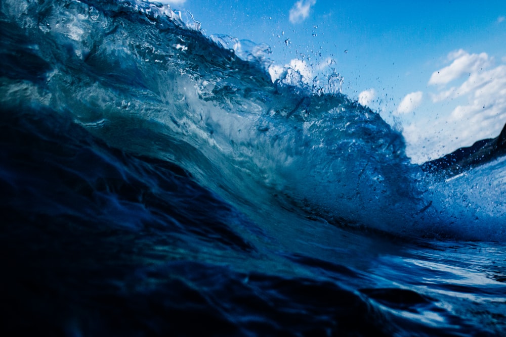 Ondas de praia durante o dia