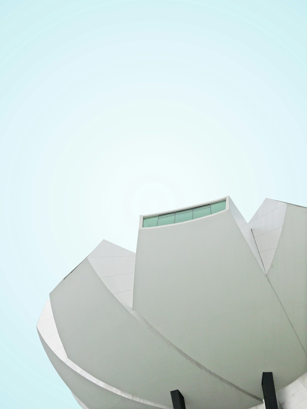 Fotografía de ángulo bajo de un edificio pintado de blanco