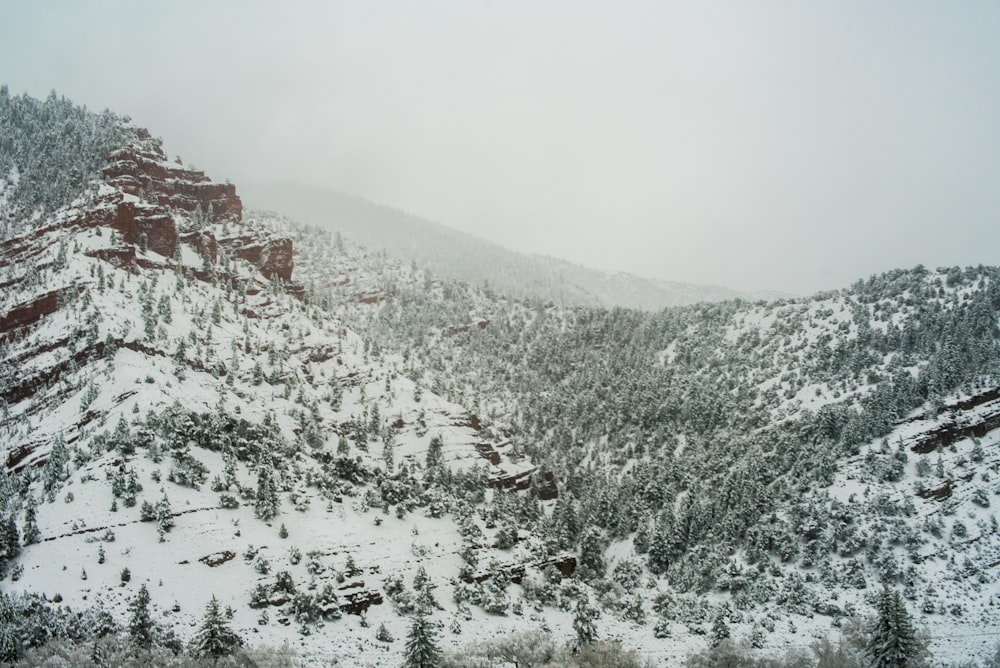 photo de paysage de montagne enneigée pendant la journée