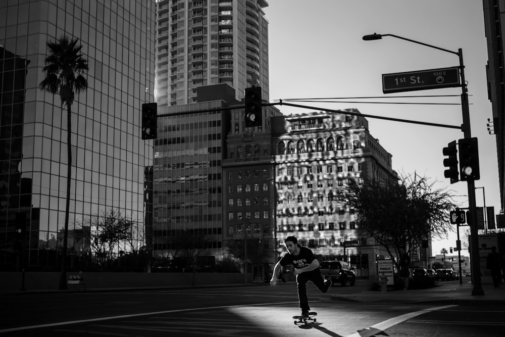 Fotografía en escala de grises de una persona en patineta durante el día