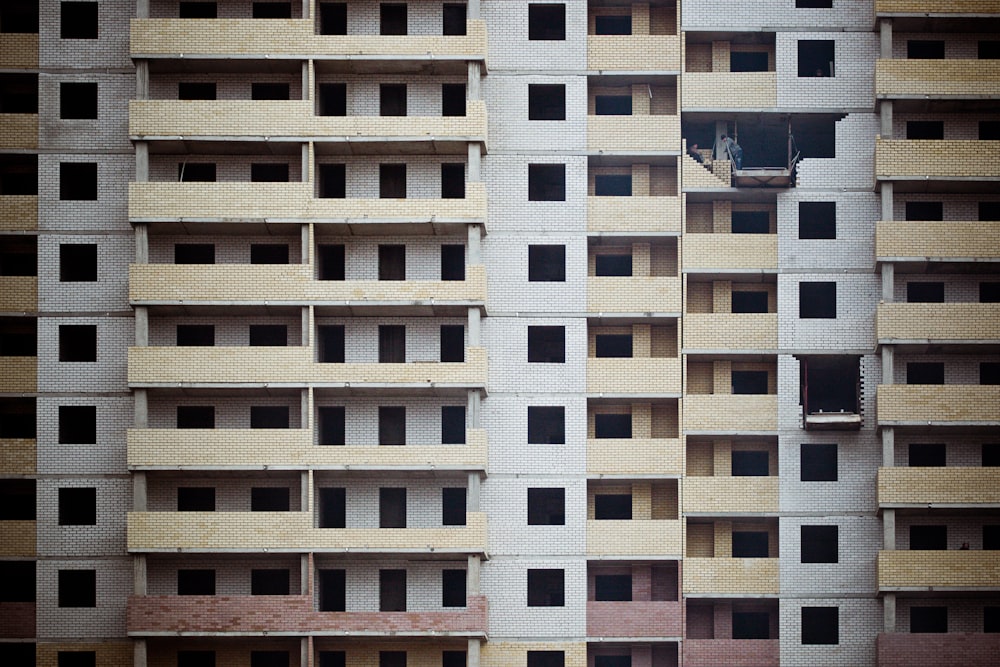 Appartement en béton blanc et marron