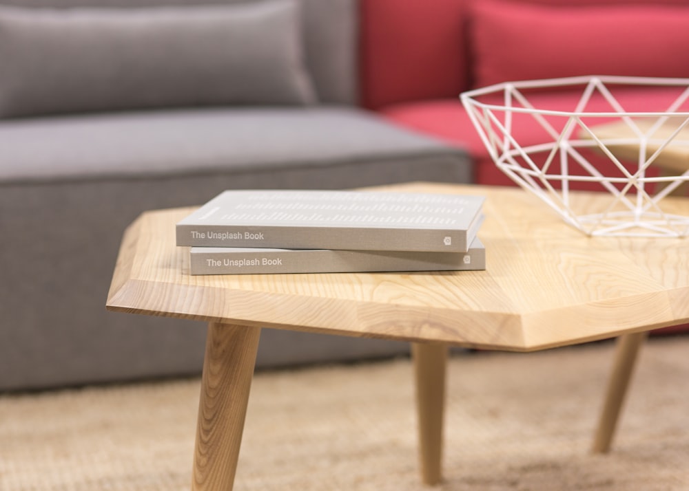 zwei graue Bücher auf braunem Holztisch
