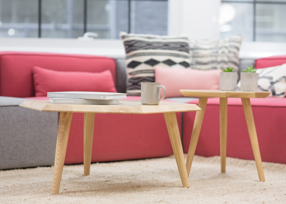 Mug en céramique blanche sur table en bois marron