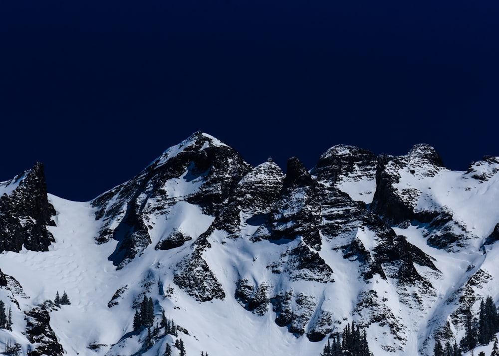 Montagna di pietra nera coperta di ghiaccio