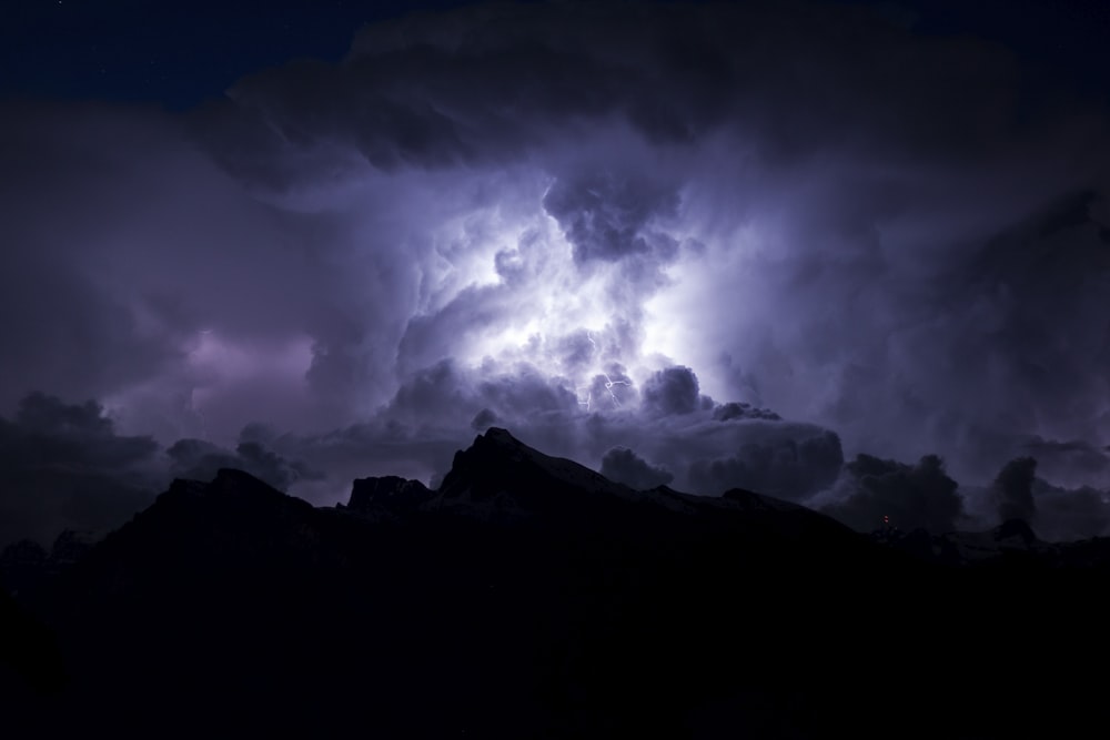 稲妻を伴う雷雨