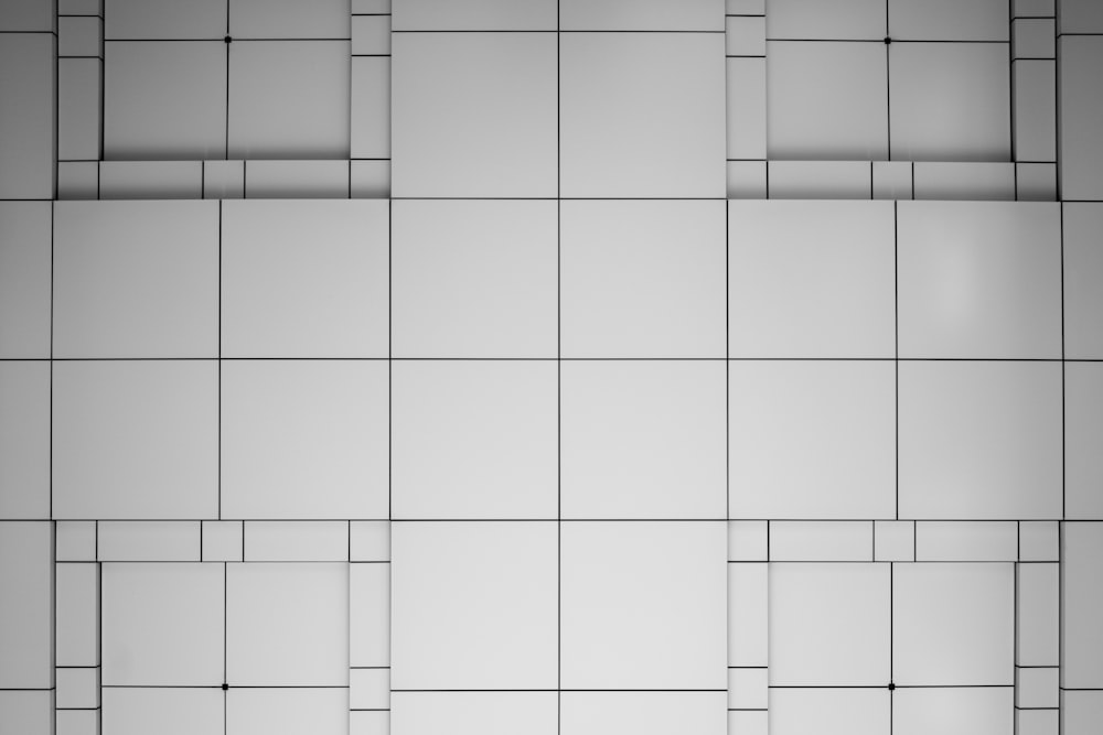 Una foto en blanco y negro de una pared de azulejos