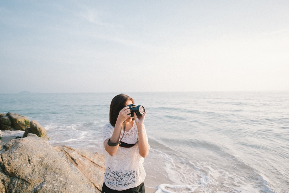 DSLR 카메라로 사진을 찍는 여자