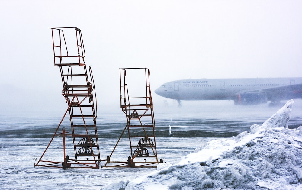 Zeitrafferfotografie eines Flugzeugs auf der Landebahn