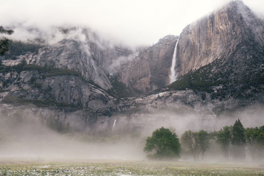 Cachoeiras entre montanhas rochosas