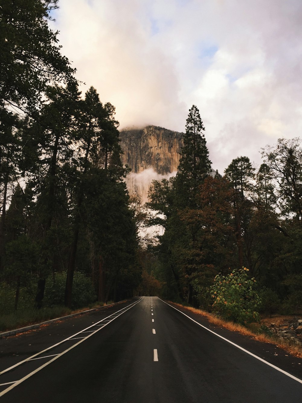 route vide vers la montagne