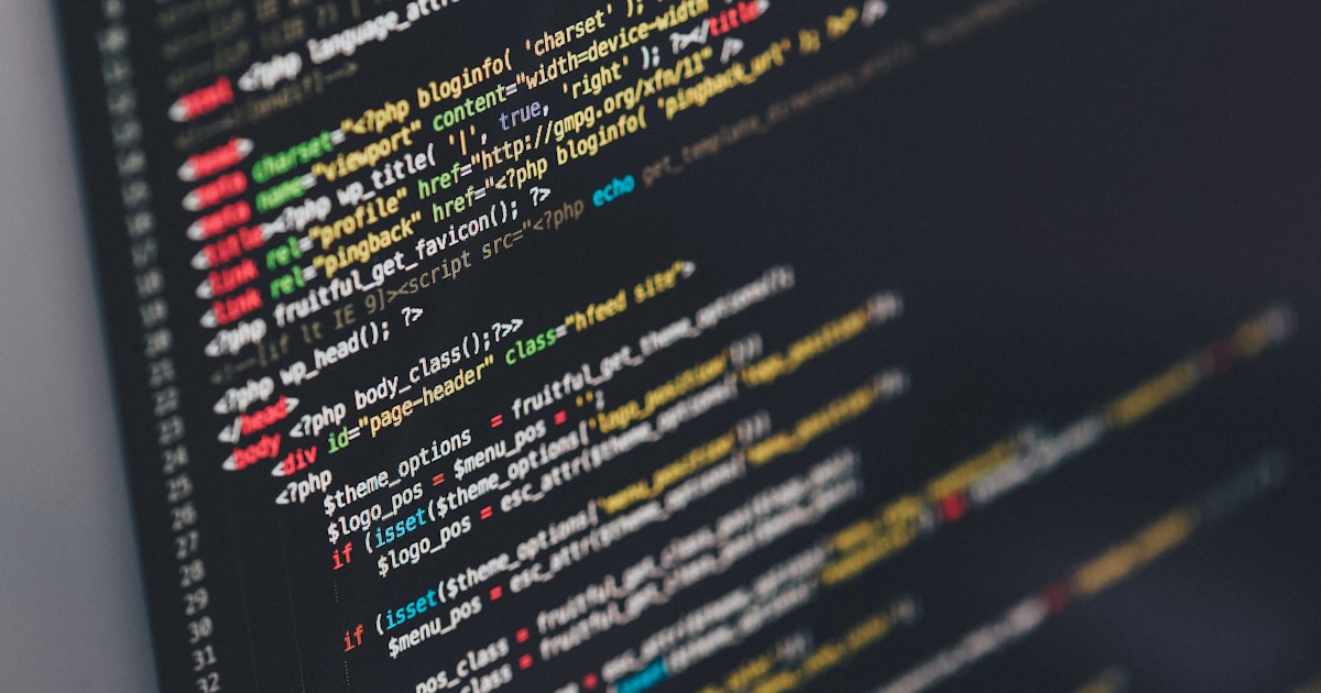 開発者がコードを書いている様子のイメージ