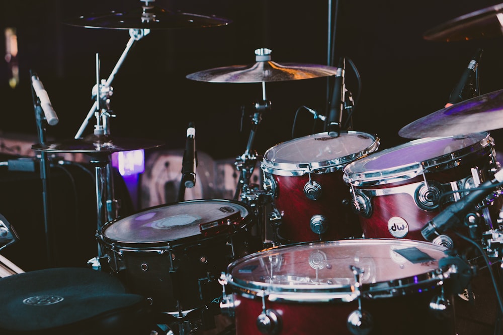 Selektive Fokusfotografie eines roten Schlagzeugs