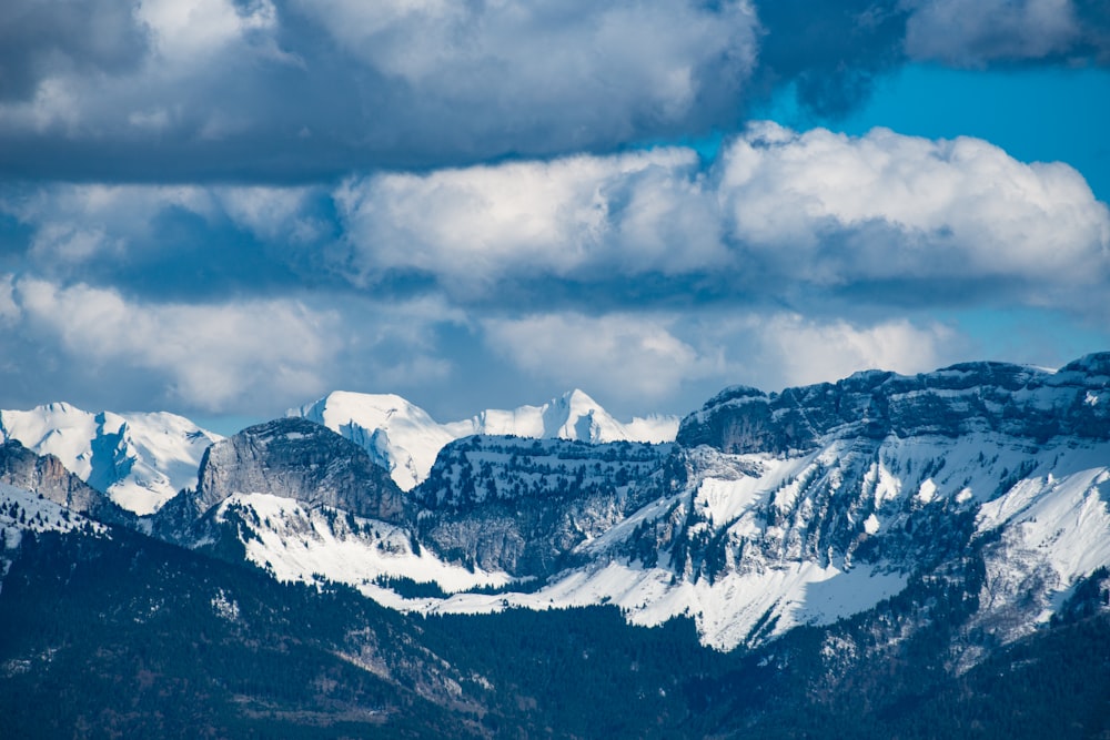 photographie de paysage de montagne pendant l’hiver