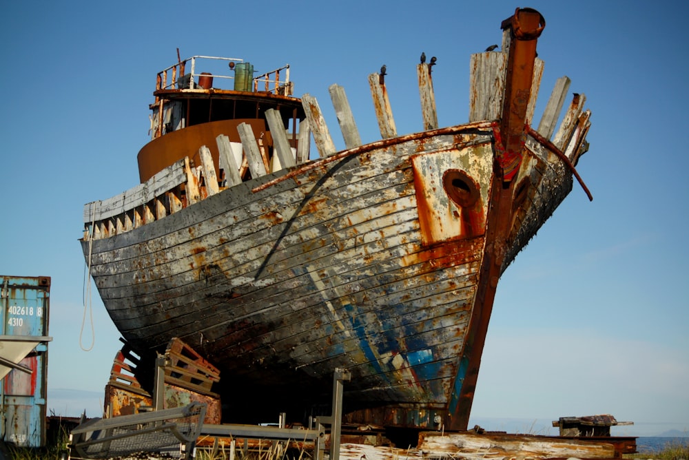 weißes und rotes angedocktes Boot tagsüber