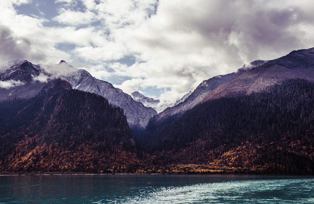 fotografia di paesaggio di lago e montagne