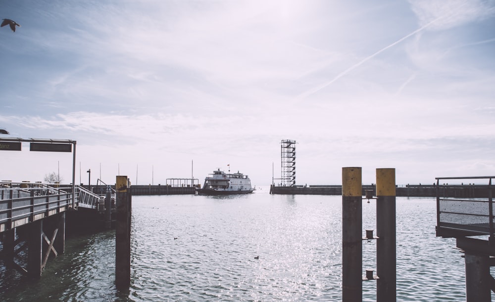 Weißes Boot auf dem Meer unter weißem Himmel während des Tages