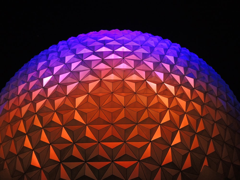 decorazione palla viola e rossa