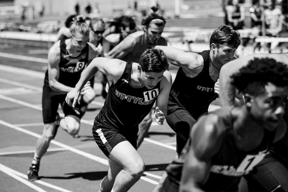 マラソン中の人々のグレースケール写真