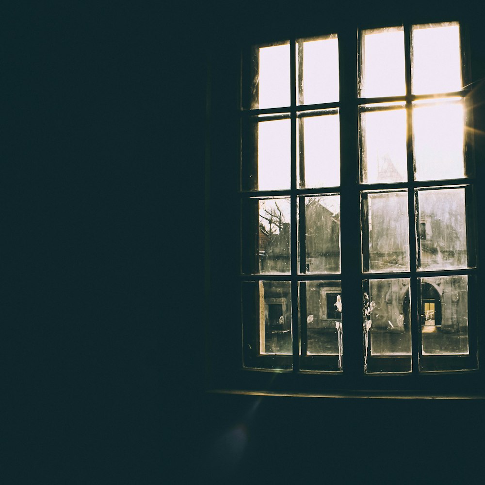 ventana contra la luz solar durante el día