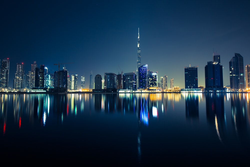 Fotografía panorámica de la ciudad durante la noche