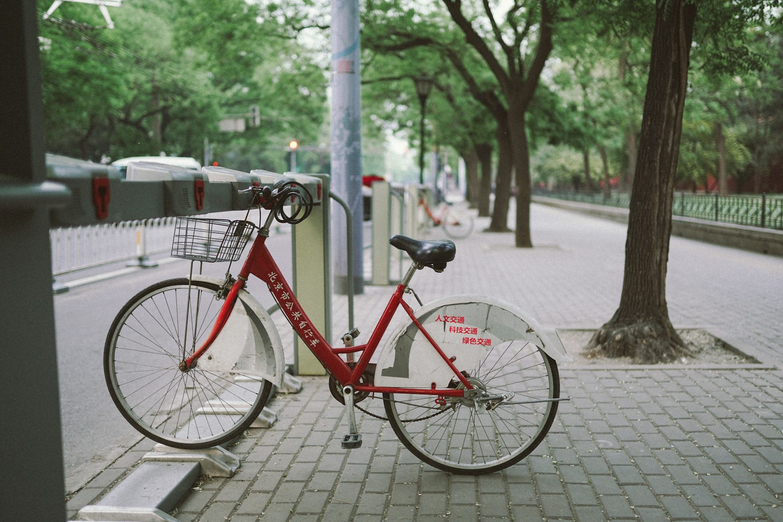 Sony a7R II + Sigma 35mm F1.4 DG HSM Art sample photo. White and red bike photography