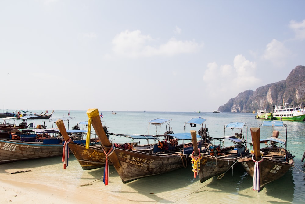 um grupo de barcos sentados em cima de uma praia