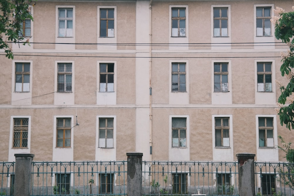 Bâtiment peint en blanc