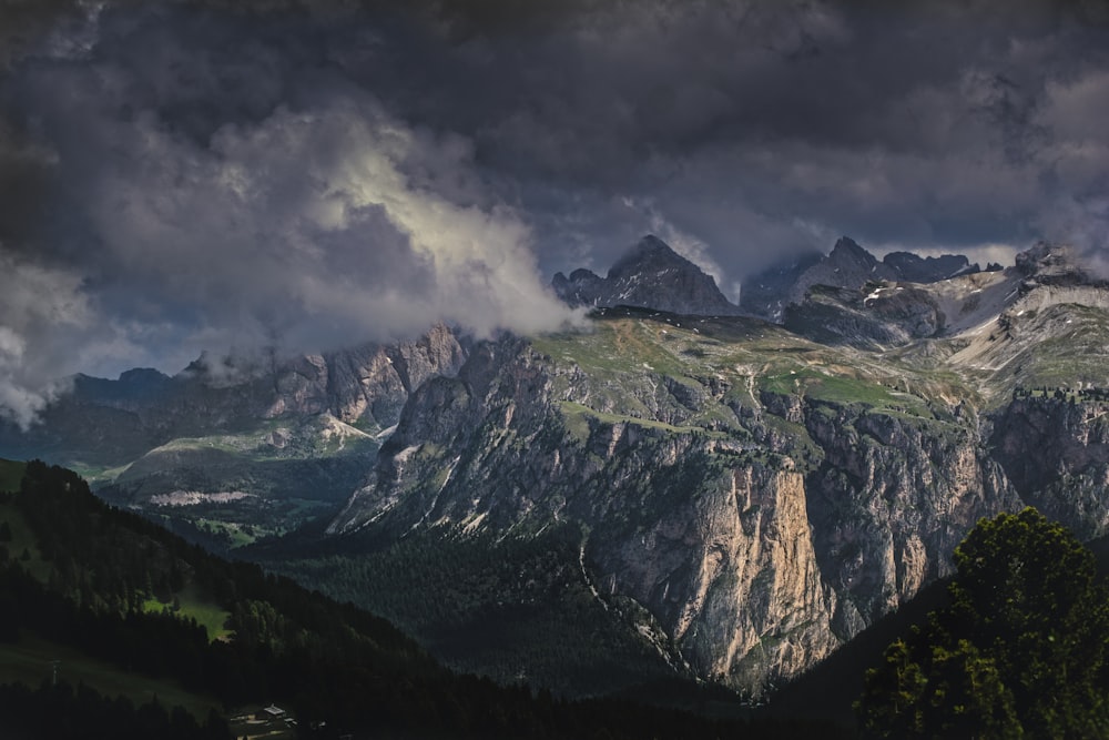 Vista de pájaro de las montañas bajo los cúmulos de nimbo