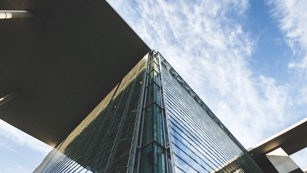 Fotografía de ángulo bajo de edificios de gran altura