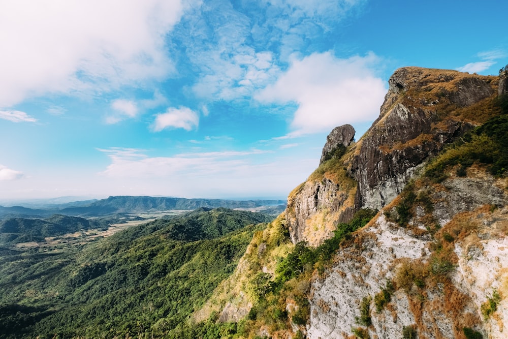 distância da montanha com montanhas verdes durante o dia