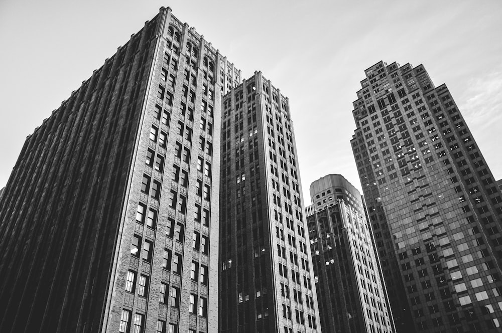 Fotografía en escala de grises de ángulo bajo de edificios de gran altura