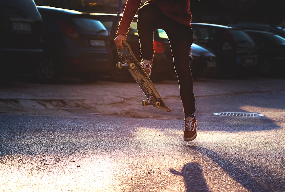 Person, die Tricks auf Skateboards macht