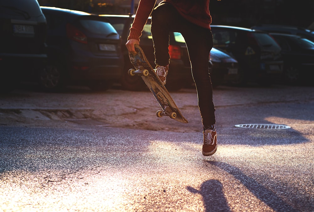 pessoa fazendo truques em skates