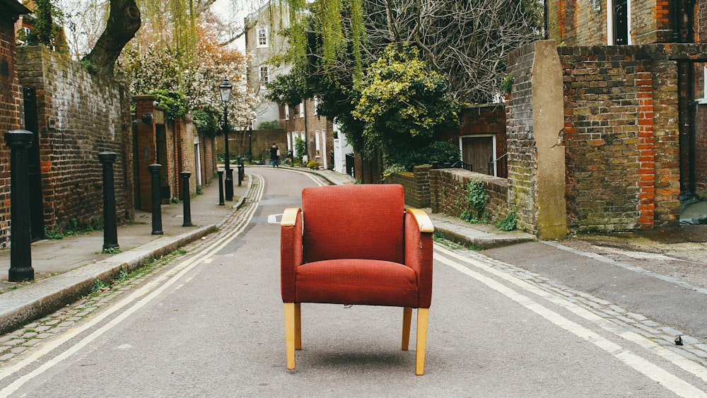 赤とベージュの椅子