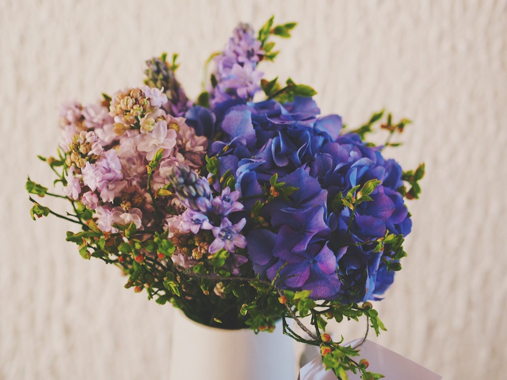 fleurs pétales pourpres et roses dans un vase