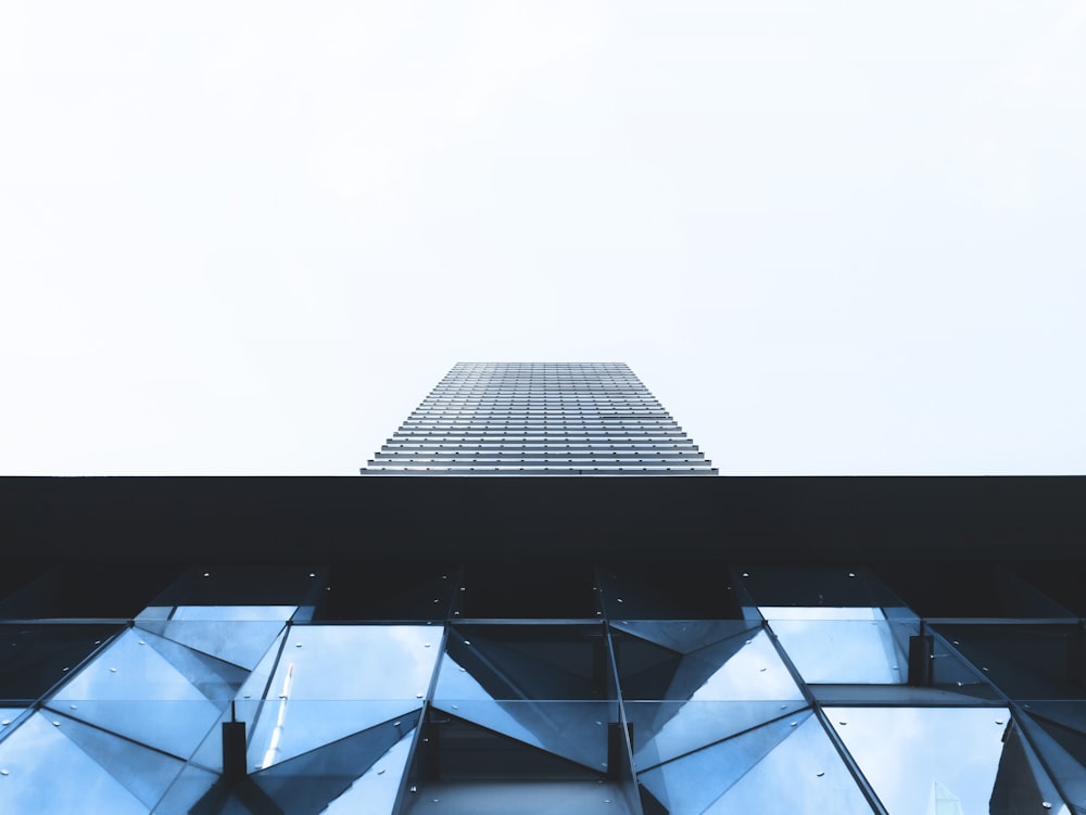 edificio de gran altura bajo el cielo blanco