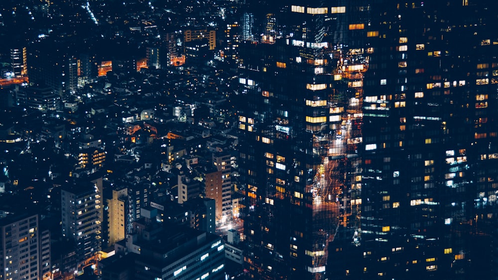 Fotografía aérea de edificios de la ciudad durante la noche