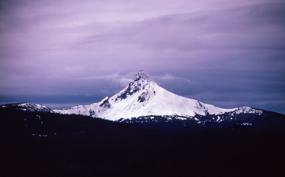 Sommet de la montagne pendant la journée