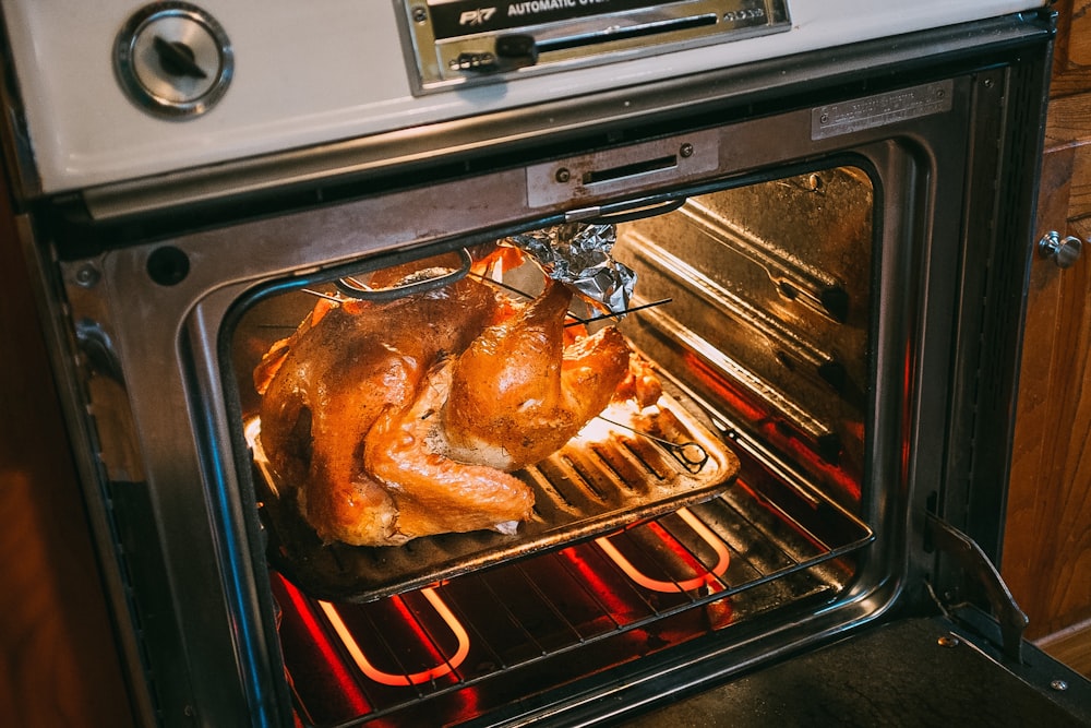 Pollo alla griglia su griglia nera e argento